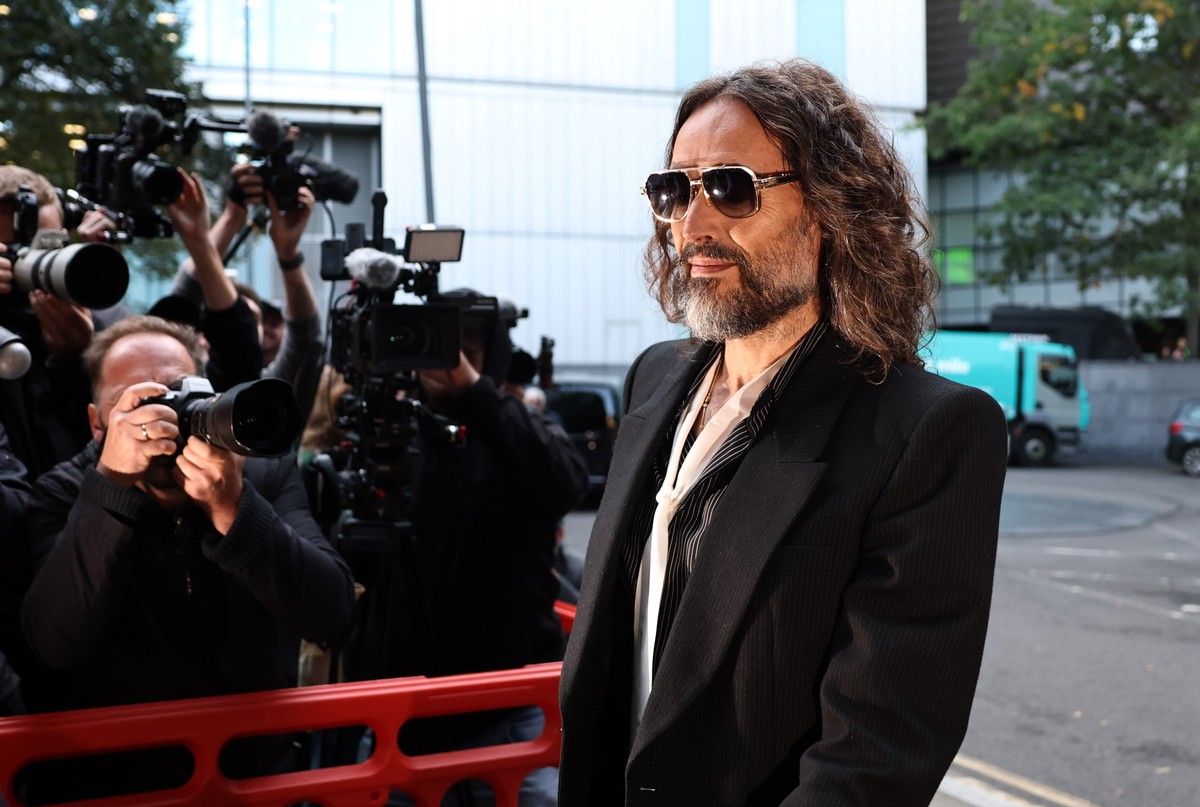 epaselect epa13302729 British comedian and actor Russell Brand arrives at Southwark Crown Court in London, Britain, 14 October 2026. Brand appears for the opening day of his criminal trial, facing cha ...