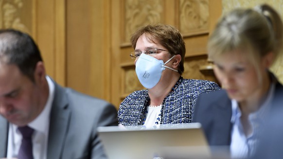 SVP-NationalrÃ¤tin Magdalena Martullo-Blocher - im Bild mit Schutzmaske im Parlament - hat Masken organisiert, damit CoiffeurgeschÃ¤fte mÃ¶glichst bald wieder Ã¶ffnen kÃ¶nnen. (Archivbild)