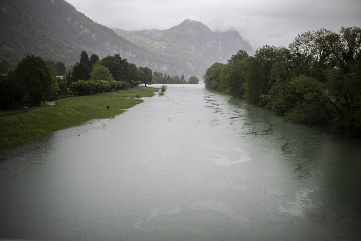 Blick auf die Linth und den Walensee, am Donnerstag, 11. Mai 2023, in Weesen. Die andauernden Niederschlaege der vergangenen Woche sorgen fuer eine Entpannung, nachdem der Winter sehr trocken gewesen  ...