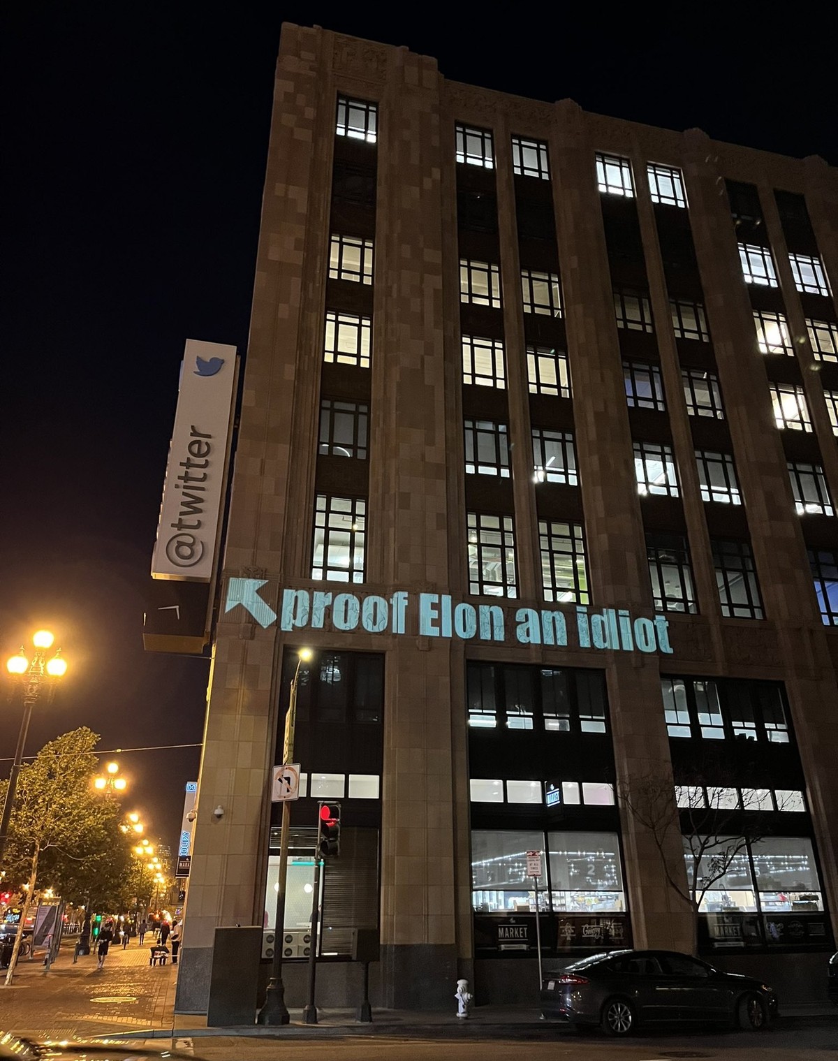 Aktivisten protestieren vor dem Twitter-Hauptgebäude gegen Musk