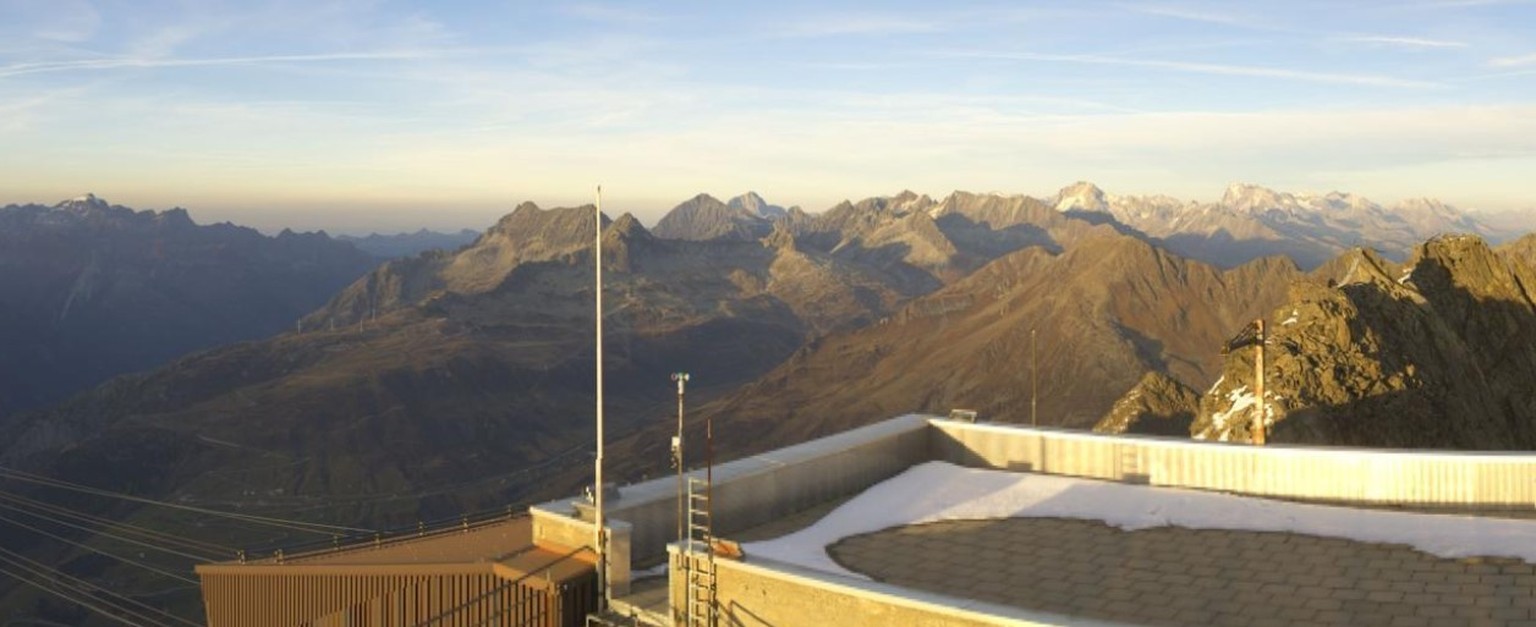 Traumhafte Aussicht, die man momentan noch zu Fuss bestaunen muss: Die Bergstation Gemsstock in Andermatt auf 2961 Metern über Meer.
