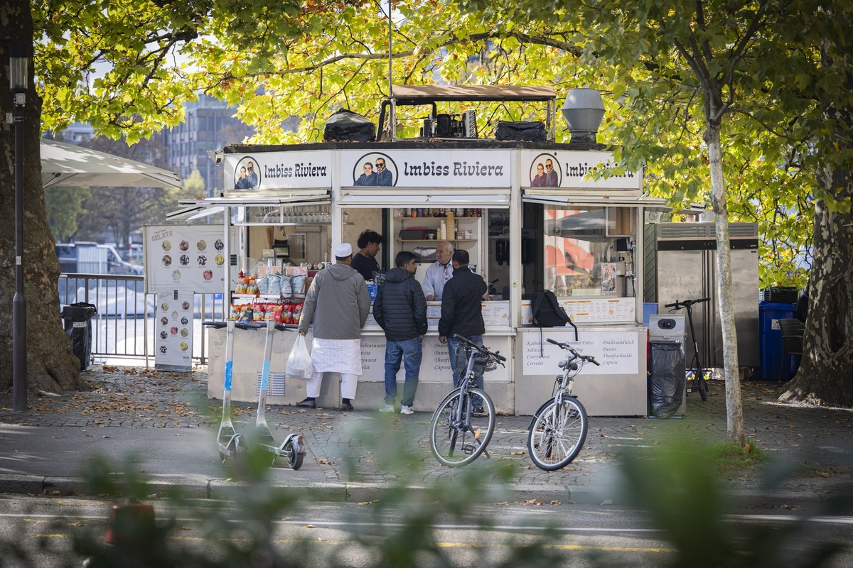 Der Imbissstand "Imbiss Riviera" der Familie Prati am Bellevue, am Mittwoch, 1. Oktober 2025 in Zuerich. Der Gemeinderat befasst sich heute mit dem Erhalt des Imbisses. (KEYSTONE/Andreas Bec ...