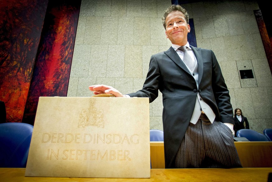 epa05549328 Dutch Finance Minister Jeroen Dijsselbloem with the special case with the words &#039;Third Tuesday of September&#039; at the Binnenhof in The Hague, the Netherlands, 20 September 2016. Th ...