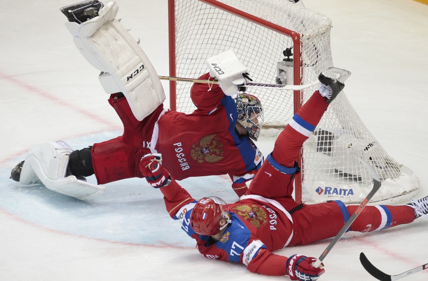 Und hoch das Bein! Russen-Goalie Bobrowski und Verteidiger Below.