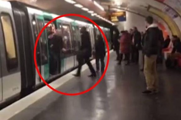 Ein dunkelhäutiger Mann wird in der Pariser Metro freundlich von Chelsea-Anhängern begrüsst, ins Abteil geleitet und dann mit Fangesängen gepriesen.
