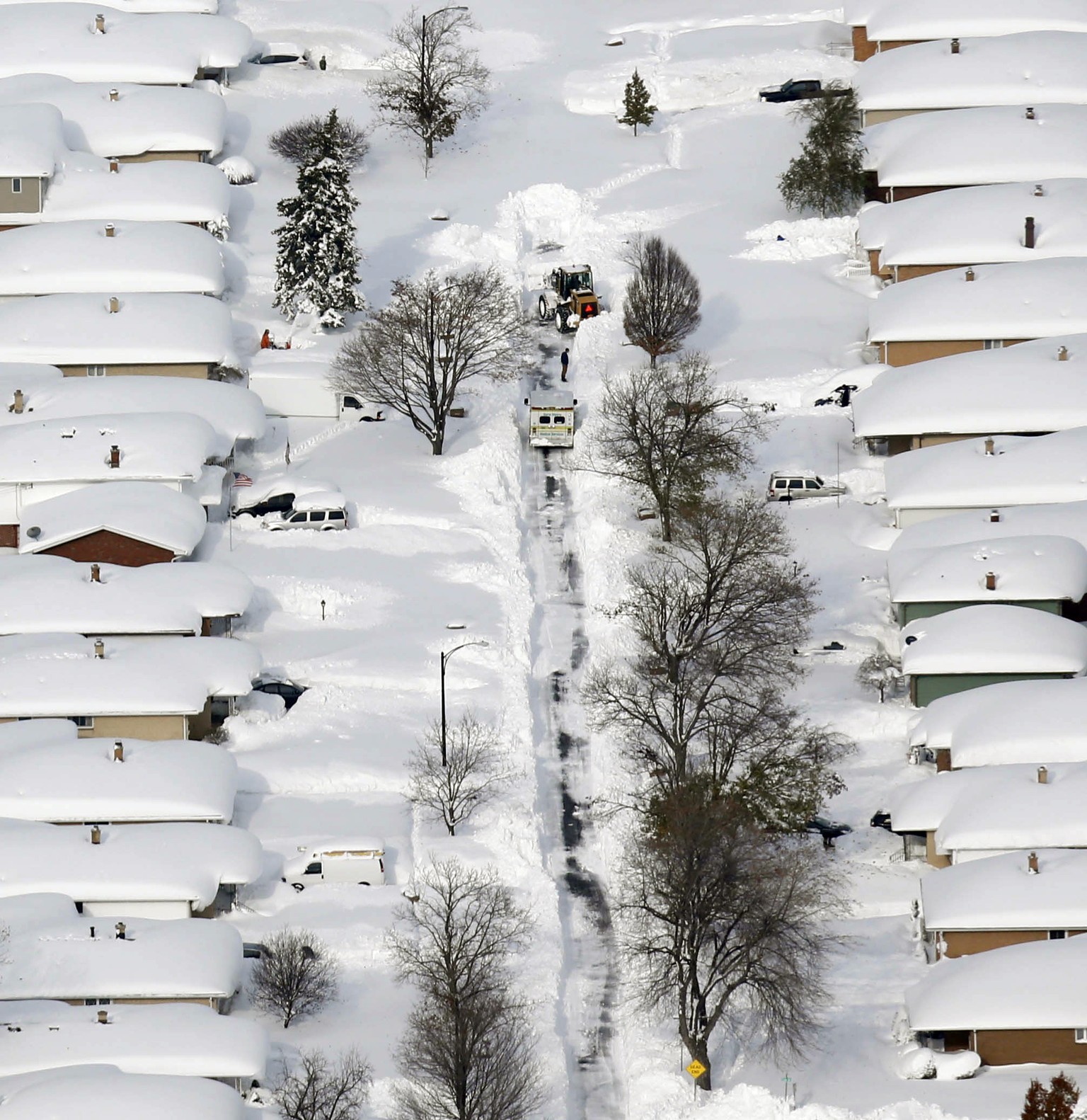 Ohne Pflug kein Durchkommen: Eindrückliche Schneemassen in Buffalo.