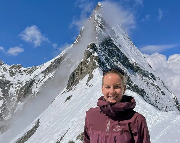 Hüttenwartin Melanie Lehnherr neben der Mittellegihütte, im Hintergrund der Eiger.