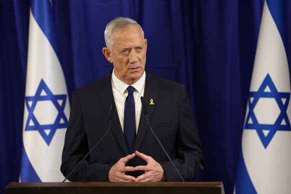 epa11400587 Israeli War Cabinet Minister Benny Gantz holds a press conference in Ramat Gan, near Tel Aviv, Israel, 09 June 2024. Gantz announced his resignation from Israel&#039;s emergency government ...