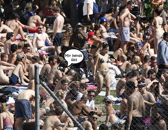 Kein Platz bleibt frei im Flussbad Oberer Letten in Zuerich am Sonntag, 11. Juni 2017. (KEYSTONE/Walter Bieri)