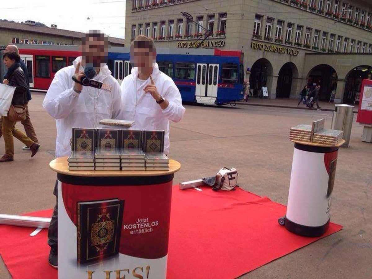 Sandro V. (à gauche) avec le plus jeune frère Ademi à un stand d'information de Lies! à Berne.