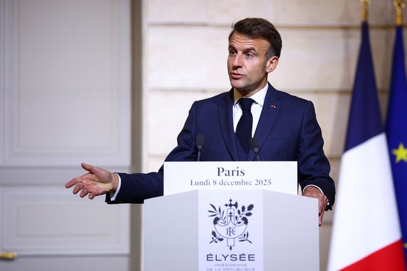 epa12579188 French President Emmanuel Macron speaks during a joint press conference with Croatia&#039;s Prime Minister Andrej Plenkovic at Elysee Palace in Paris, France, 08 December 2025. EPA/GONZALO ...