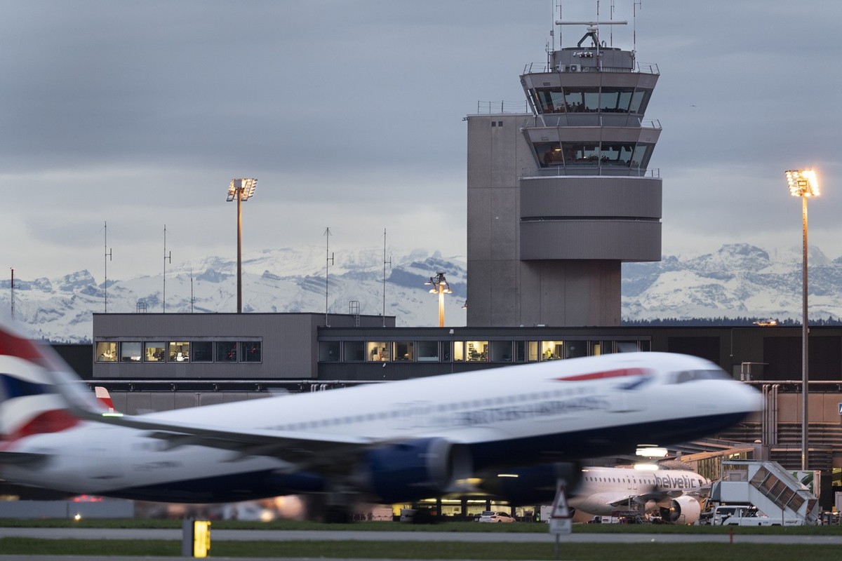 Blick auf den Kontrollturm, in dem Skyguide-Mitarbeiter den Flugverkehr rund um den Flughafen Z