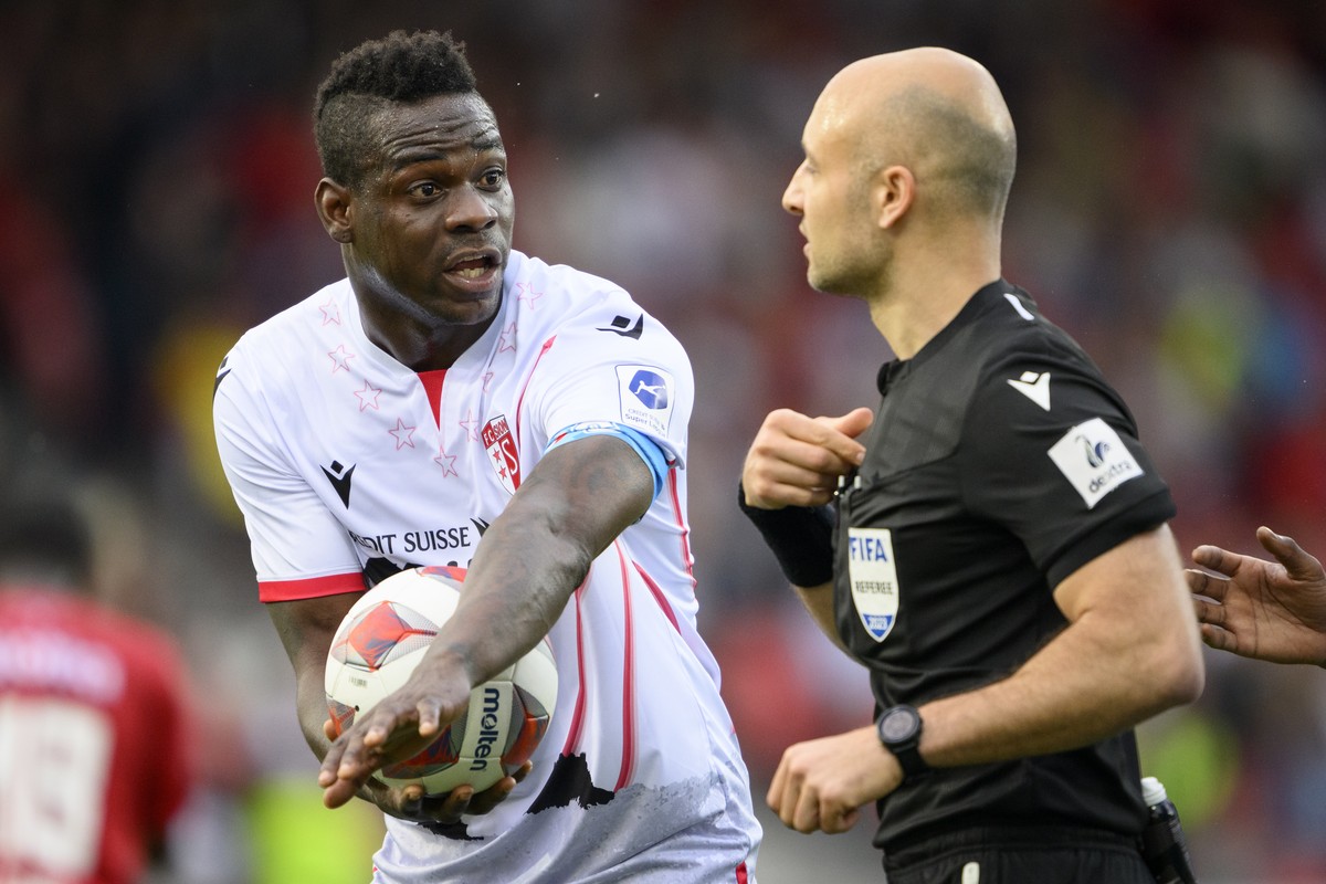 L'attaquant valaisan Mario Balotelli, gauche, parle avec l'arbitre Luca Cibelli, droite, apres l'annulation par la VAR d'un penalty lors de la rencontre de football de Super League ...