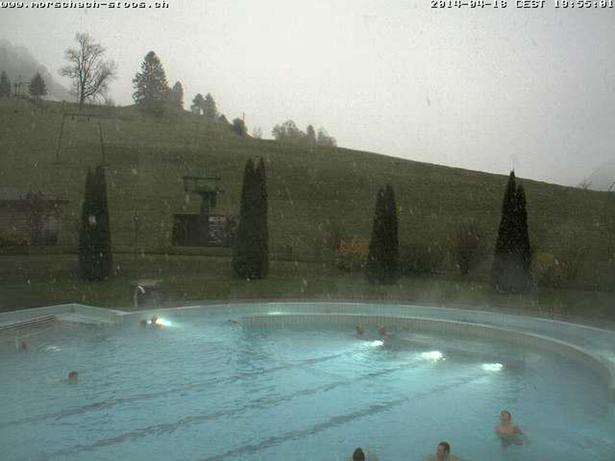 Hier stört den Schnee wohl die Wenigsten: Thermalbad Morschach am Karfreitag Nachmittag.