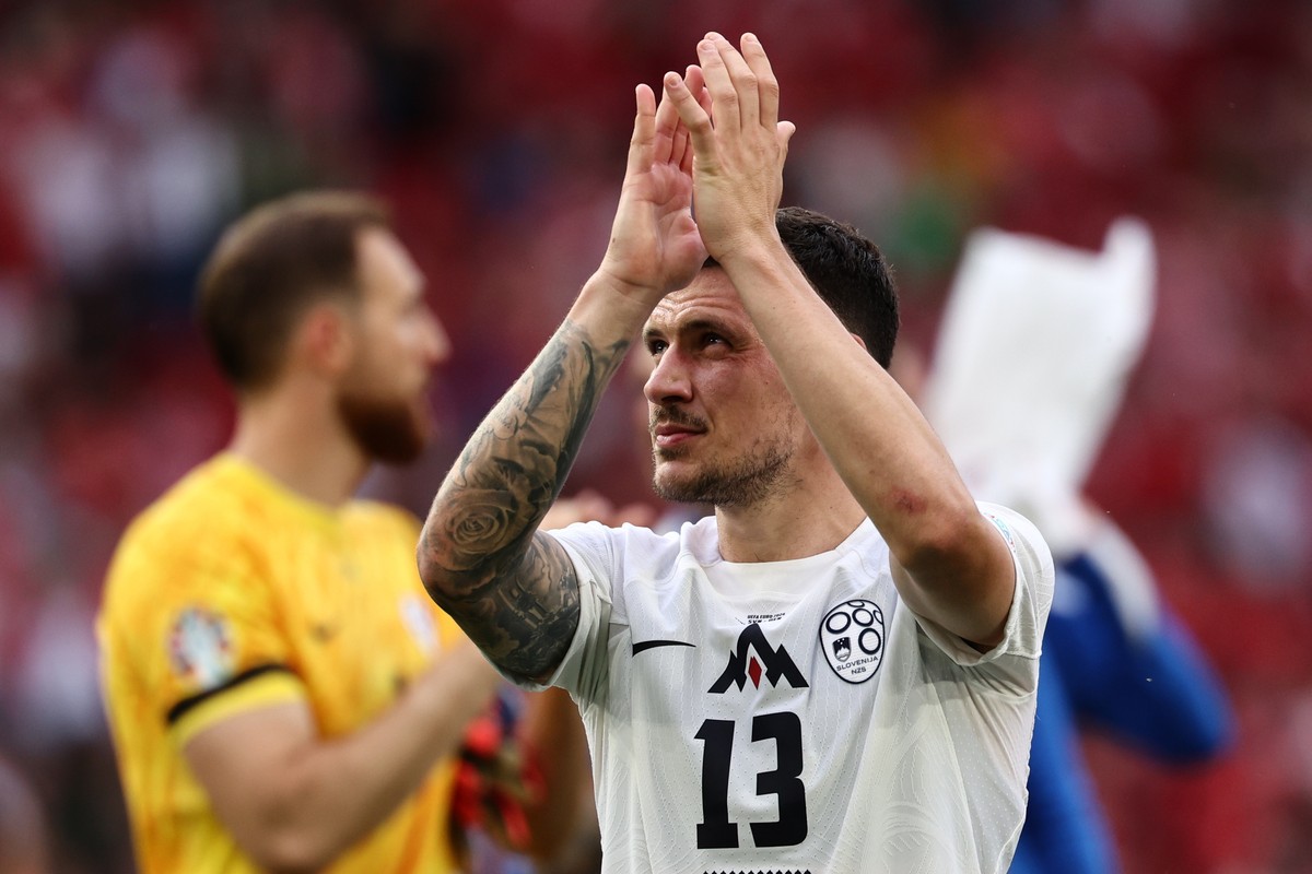 epa11416044 Erik Janza of Slovenia applauds after the UEFA EURO 2024 Group C soccer match between Slovenia and Denmark, in Stuttgart, Germany, 16 June 2024. EPA/ANNA SZILAGYI
