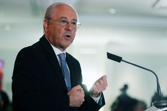 epa07902565 The President of Portugal&#039;s Social Democratic Party (PSD) Rui Rio (C) speaks at a press conference during the electoral night following the 2019 legislative elections, in Lisbon, Port ...