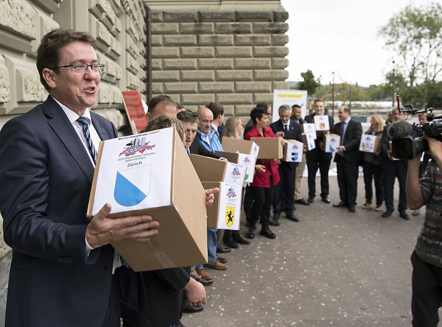 Mit der Begrenzungsinitiative will die SVP den freien Personenverkehr mit der EU beenden. Bund und Kantone sehen dadurch den Wohlstand der Schweiz in Gefahr. (Archivbild)