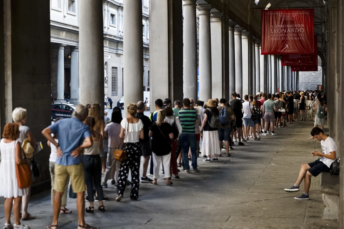 People line up to enter in the Uffizi Gallery in Florence, Italy, Tuesday, Aug. 1, 2017. The famed Uffizi Gallery in Florence is taking a swipe at so-called "hit-and-run tourism," announcing ...