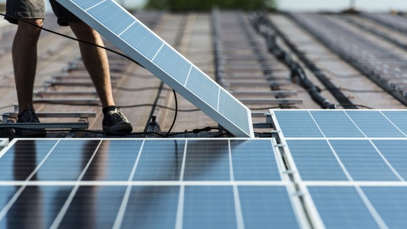 ARCHIV - ZUR DRITTEN ONLINEUMFRAGE VON TAMEDIA ZUR ENERGIESTRATEGIE 2050 AM MITTWOCH, 10. MAI 2017, STELLEN WIR IHNEN FOLGENDES BILDMATERIAL ZUR VERFUEGUNG - Solar modules are installed on a roof, pic ...