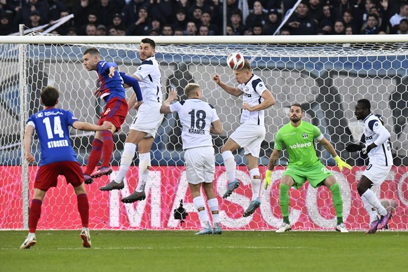 Schuss vom Basler Valentin Stocker in die FCZ Mauer beim Fussball Meisterschaftsspiel der Super League FC Zuerich gegen den FC Basel im Stadion Letzigrund in Zuerich am Sonntag, 27. Februar 2022. (KEY ...