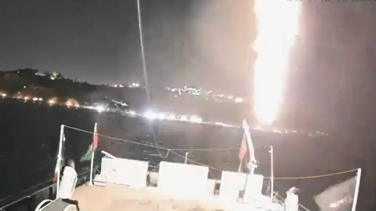 Mutmaßlicher Angriff auf ein Schiff der "Global Sumud Flotilla": Eine Drohne soll einen Brandsatz auf das Schiff "Alma" abgeworfen haben.