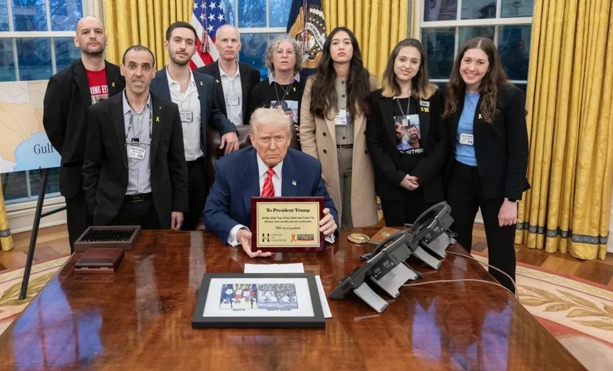 US-Präsident Donald Trump mit befreiten israelischen Geiseln im Oval Office: Bekommt er für seinen möglichen Friedensdeal den Nobelpreis?