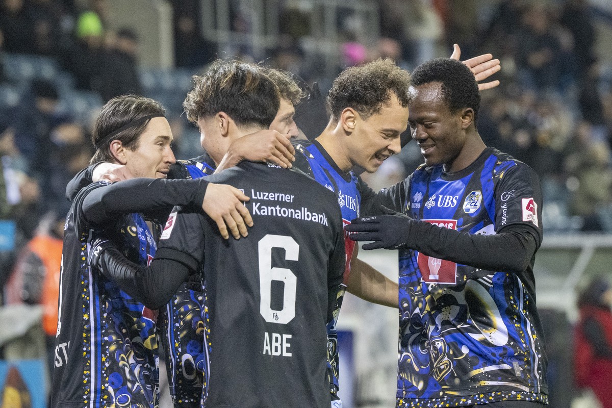 Die Luzerner mit Julian von Moos, 2, von rechts, und Oscar Kabwit, rechts, feiern das Tor zum 3:2 beim Super League Meisterschaftsspiel zwischen dem FC Luzern und den Grasshoppers vom Dienstag, 10. Fe ...
