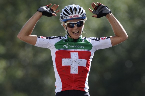 ZUR SAISON-VORSCHAU VON JOLANDA NEFF STELLEN WIR IHNEN AM DONNERSTAG, DEM 9. APRIL 2015, FOLGENDES ARCHIVBILD ZUR VERFUEGUNG - Swiss Cyclist Jolanda Neff crosses the finish line to reach the victory o ...