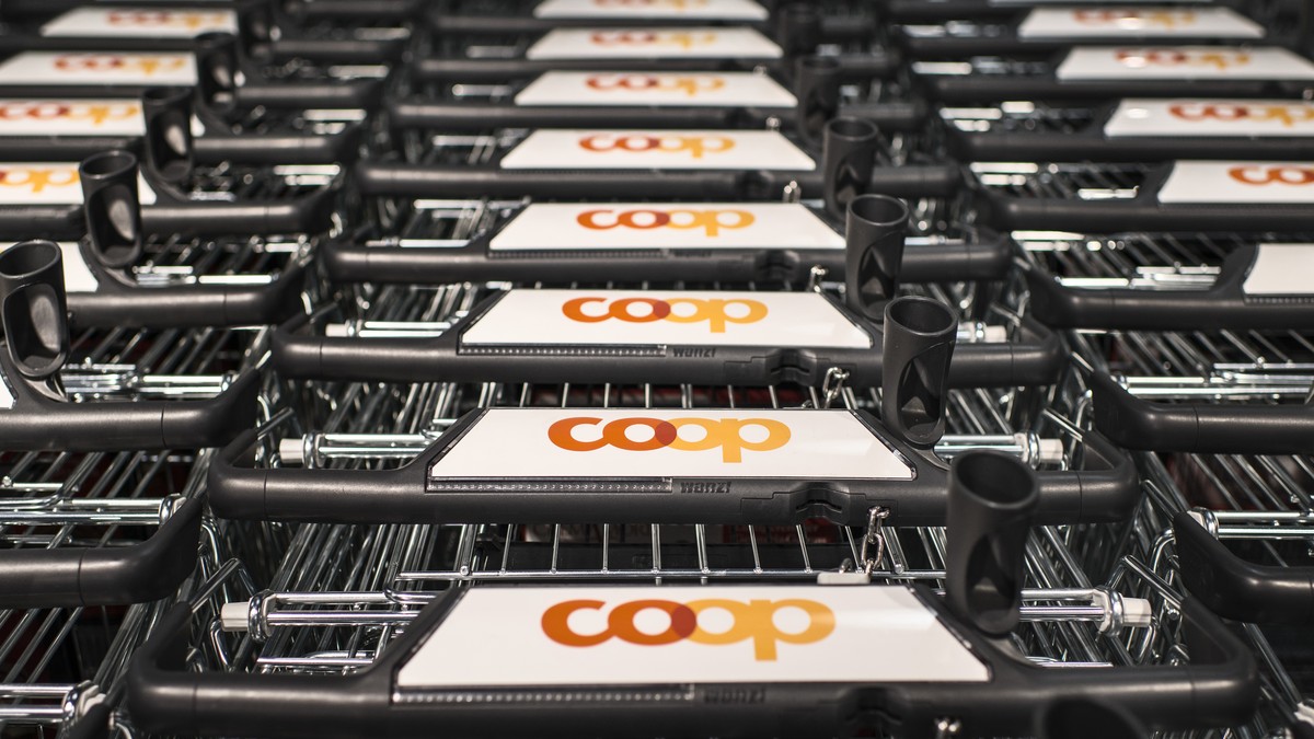 ARCHIV --- ZU DEN UMSATZZAHLEN VON COOP STELLEN WIR IHNEN FOLGENDES BILD ZUR VERFUEGUNG --- Auf den aneinandergeketteten Einkaufswagen prangt das Logo von Coop, aufgenommen im Coop Suedpark in Basel a ...