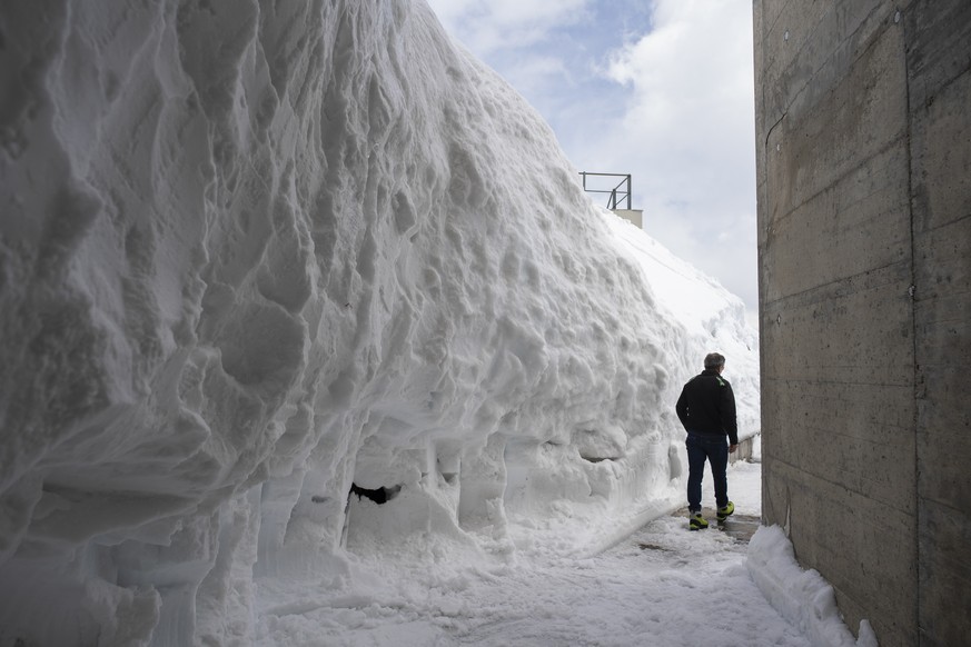 Gust Broger von den Saentis-Bahnen ist unterwegs im Schnee auf dem Gipfel, aufgenommen am Freitag, 17. Mai 2019, auf dem Saentis in Hundwil. Im Messbereich unter dem Gipfels liegen derzeit 680 Zentime ...