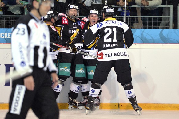 Der Wetzikon Spieler Jannick Bachmann, links, jubelt nach seinem Tor zum 1:1 mit Gianni Brandi und Nicolas Marzan, rechts, im Eishockey Sechzehntelfinal Cupspiel zwischen dem EHC Wetzikon und dem HC D ...