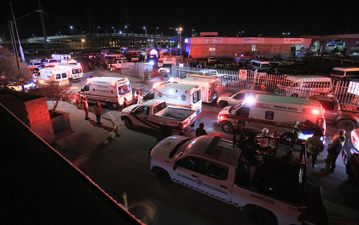 epa10546590 Emergency and rescue team members arrive to the fire where 37 migrants that have died at Immigration National Institute of Ciudad Juarez, in the state of Chihuahua, Mexico on 28 March 2023 ...