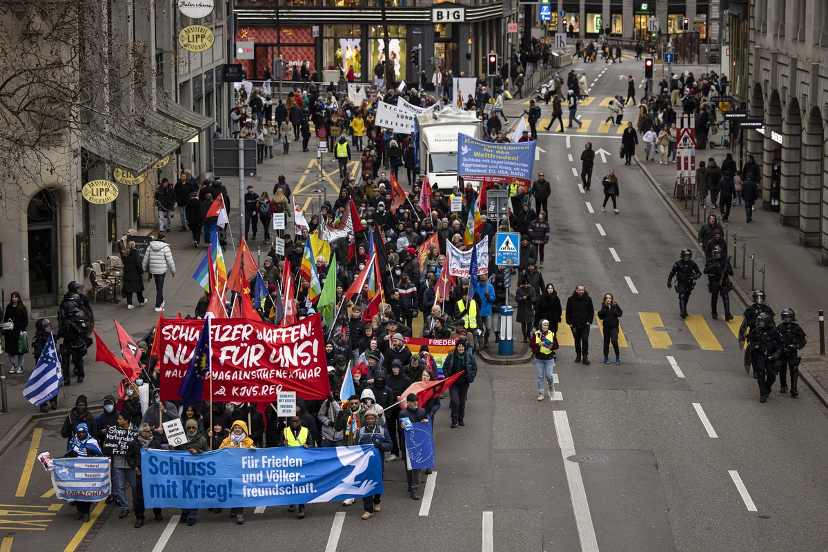 Protestors take part in a rally marking the first anniversary of Russia's invasion of Ukraine, in Zurich, Switzerland, on Saturday, February 25, 2023. (KEYSTONE/Michael Buholzer).