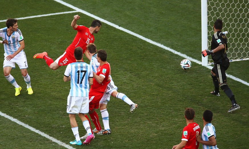 Hätte, wäre, wenn … Dzemaili trifft Sekunden vor dem Ende des WM-Achtelfinals gegen Argentinien nur den Pfosten, die Schweiz verliert 0:1.