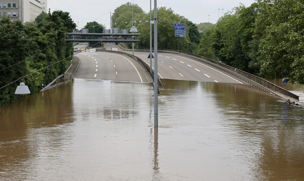 epaselect epa11352417 A flooded part of the town highway near the Saar river in Saarbruecken, Germany, 19 May 2024. Large parts of the federal states of Saarland and Rhineland-Palatinate were hit by h ...