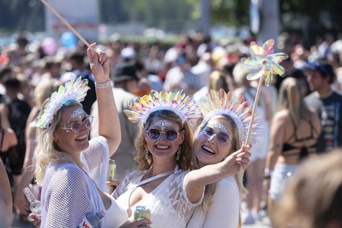 epa11542567 Thousands of participants are dancing through the streets during the 31st Street Parade in the city center of Zurich, Switzerland, 10 August 2024. The annual dance music event Street Parad ...