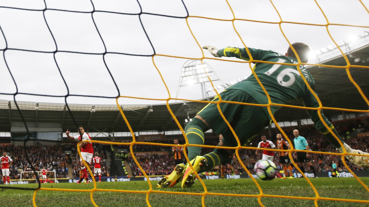 Football Soccer Britain - Hull City v Arsenal - Premier League - The Kingston Communications Stadium - 17/9/16
Arsenal&#039;s Alexis Sanchez has his penalty saved by Hull City&#039;s Eldin Jakupovic  ...