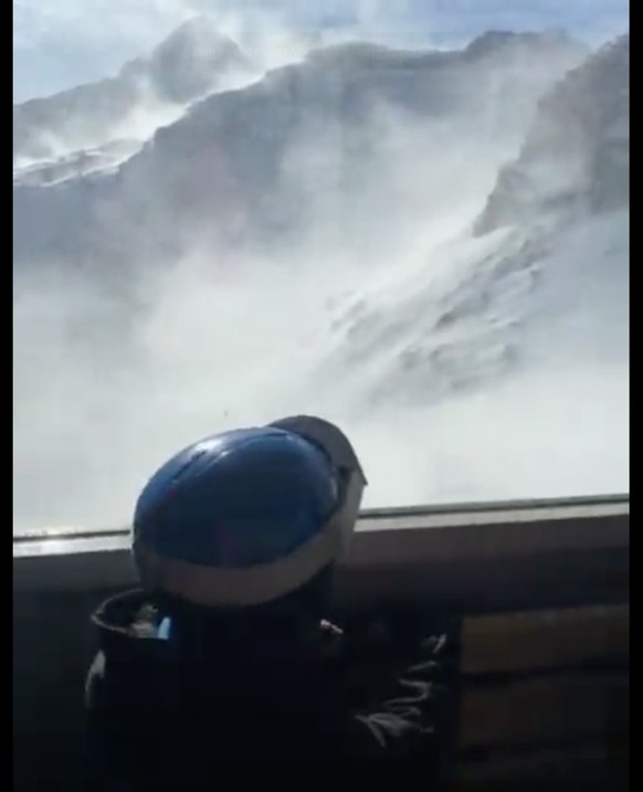 150 Skifahrer sitzen wegen Sturm in italienischen Alpen fest.