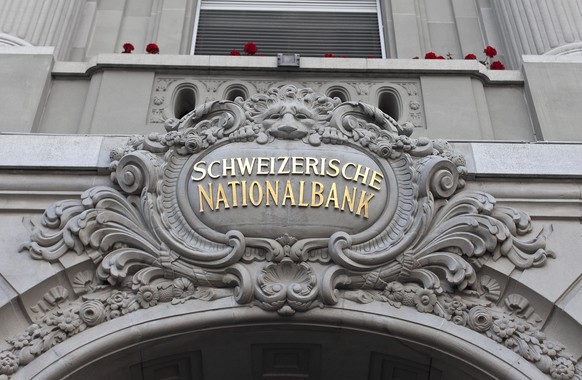 ARCHIV --- Am Eingang zur Schweizerischen Nationalbank in Bern, aufgenommen am 16. Juli 2012. Die Schweizerische Nationalbank (SNB) duerfte das Jahr 2015 mit einem Verlust von 23 Milliarden Franken ab ...