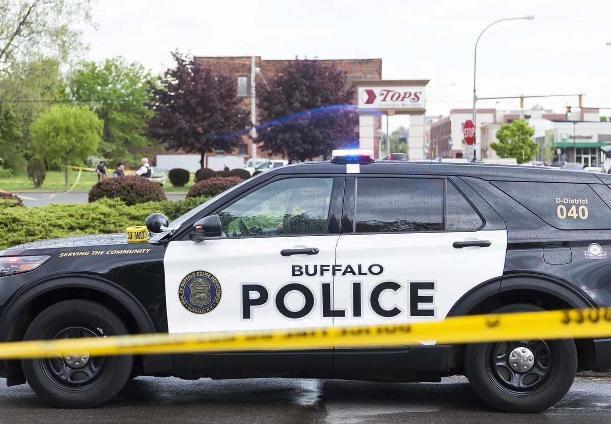 epa09947827 Police officers on the scene of a mass shooting at the Tops Friendly Market grocery store in Buffalo, New York, USA, 14 May 2022. A gunman, who has been taken into custody by police, repor ...