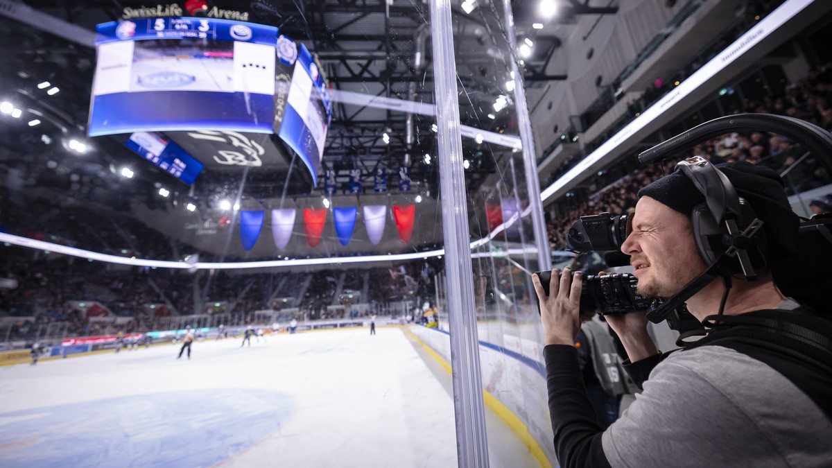 Ein Kameramann filmt das Eishockeyspiel der National League zwischen den ZSC Lions und dem HC Ambri-Piotta mit einer UHD-Kamera fuer das Schweizer Fernsehen SRF, am Sonntag, 4. Februar 2024 in der Swi ...