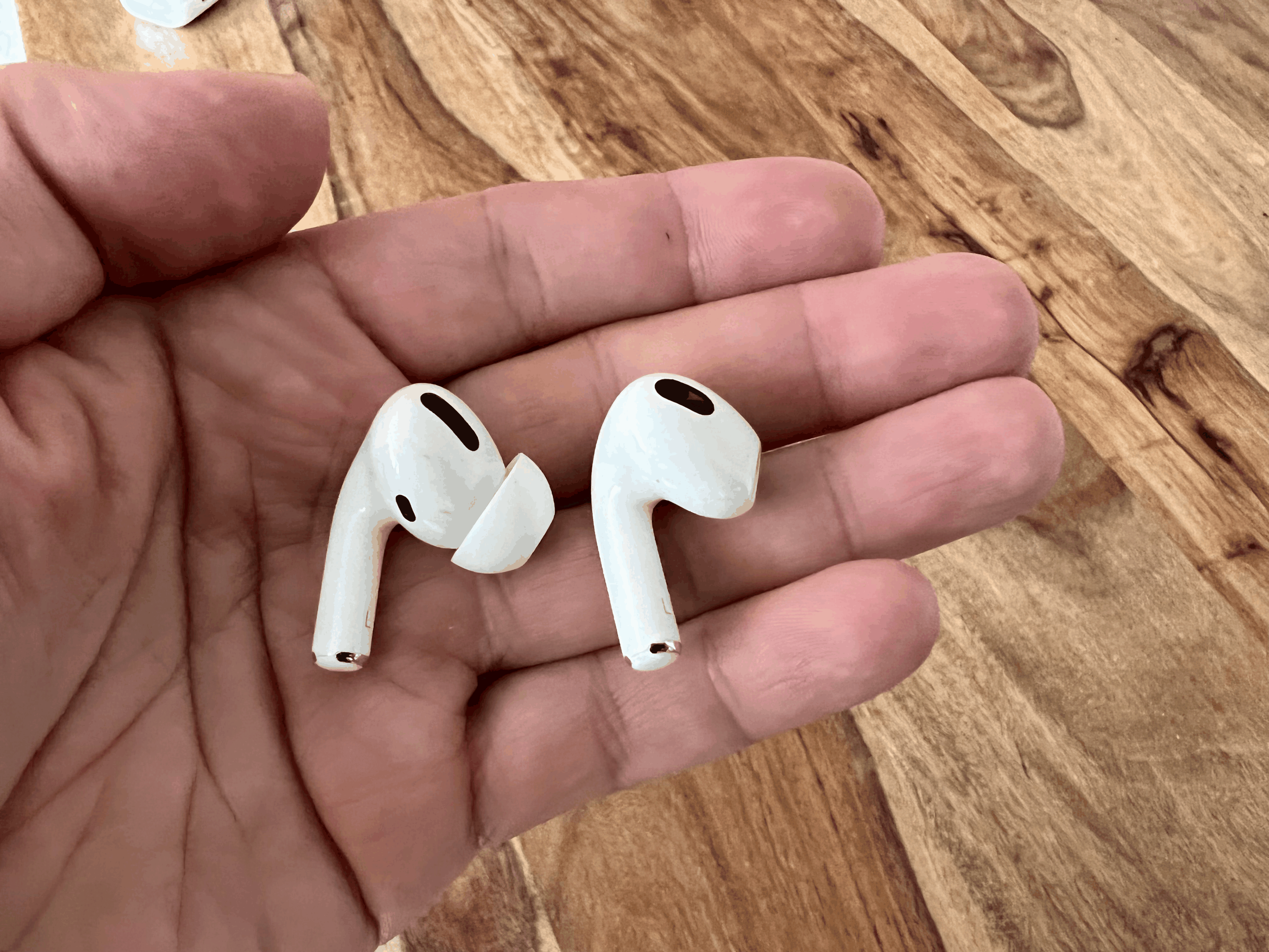 Die AirPods 3 (rechts) sind gleich gross wie die AirPods Pro, haben aber im Gegensatz zu den noch etwas teureren Ohrstöpseln keinen Silikon-Aufsatz, der den Gehörgang verschliesst.