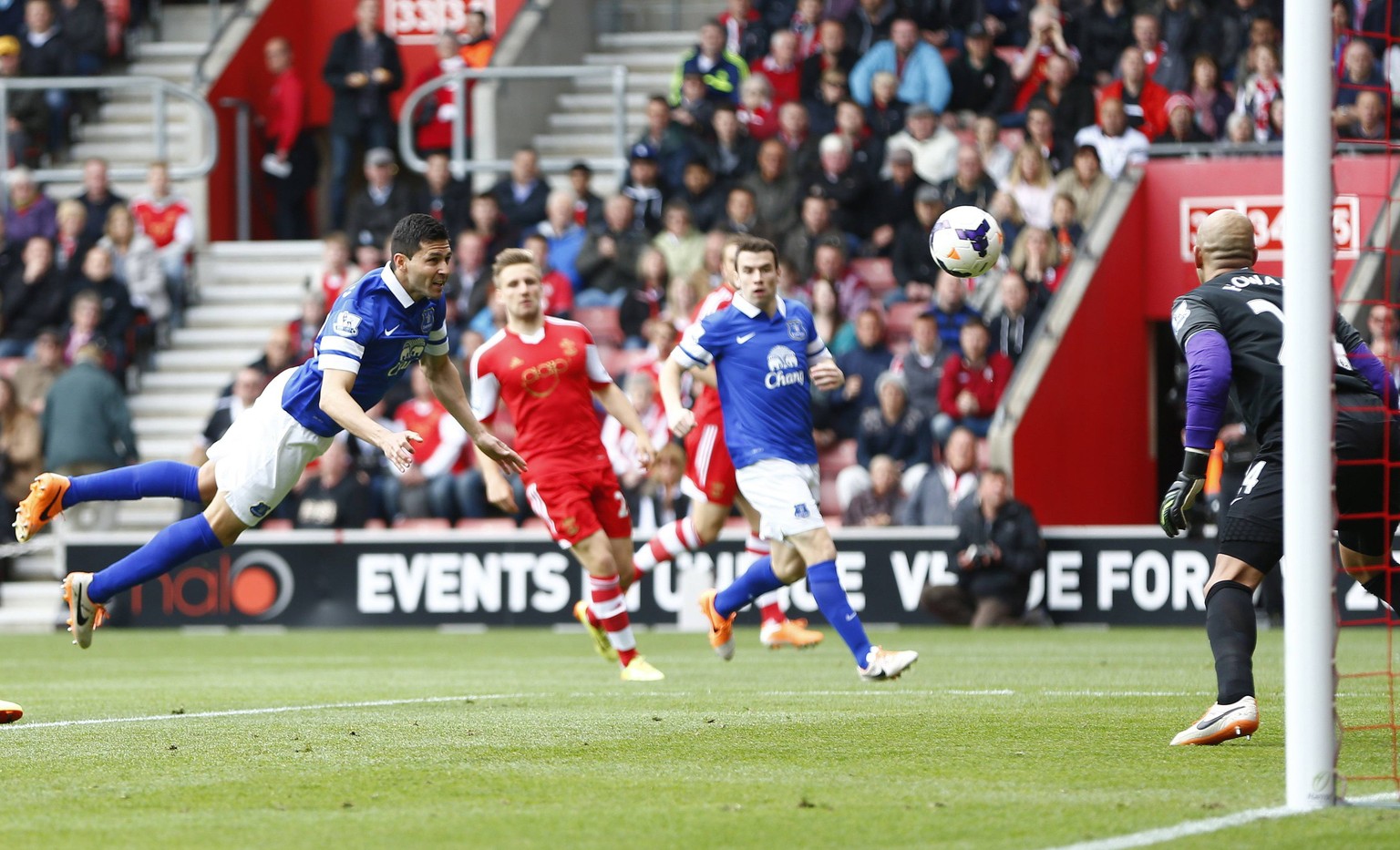 Evertons&nbsp;Antolin Alcaraz trifft schön, aber ungewollt.