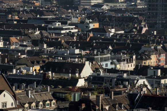 THEMENBILD ZU KENNZAHLEN SOZIALHILFE IN SCHWEIZER STAEDTEN --- Blick ueber die Daecher der Stadt Zuerich, aufgenommen vom Hochhaus Werd am Dienstag, 23. September 2014. (KEYSTONE/Ennio Leanza)