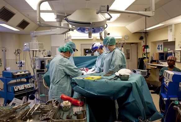 Australischen Ärzten gelang ein Durchbruch in der Chirurgie: Erstmals konnten tote Herzen nach einem Transport verpflanzt werden. (Symbolbild).