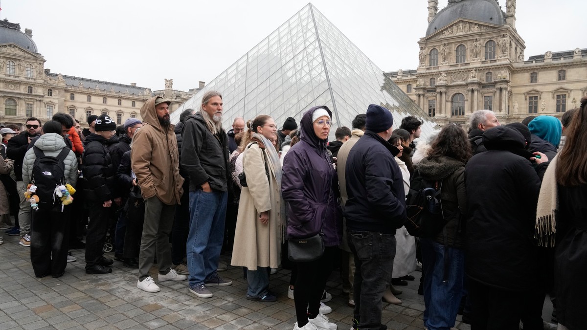 People queue outside the Louvre museum, in Paris, France, Friday, Feb. 13, 2026. (AP Photo/Michel Euler)
France Louvre Ticket Fraud