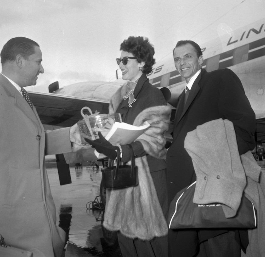 Les stars hollywoodiennes Ava Gardner et Frank Sinatra à l'aéroport de Zurich-Kloten 1952 Les stars hollywoodiennes Ava Gardner et Frank Sinatra à l'aéroport de Zurich-Kloten 1952 (Photo par ATP/RDB/ullstein bild via Getty Images ...