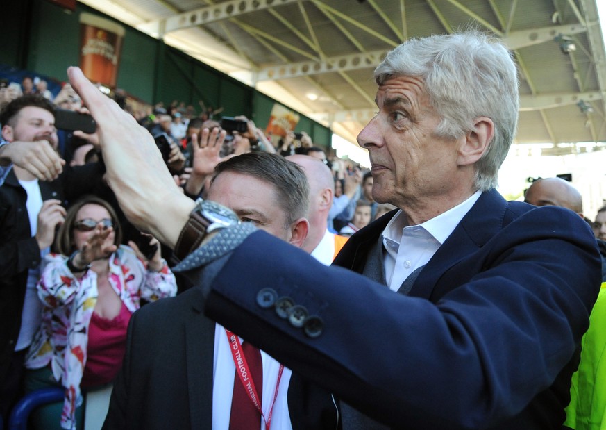 epa06733448 Arsenal manager Arsene Wenger meets fans after the English Premier League soccer match between Huddersfield Town and Arsenal at John Smith&#039;s stadium in Huddersfield, Britain, Sunday 1 ...