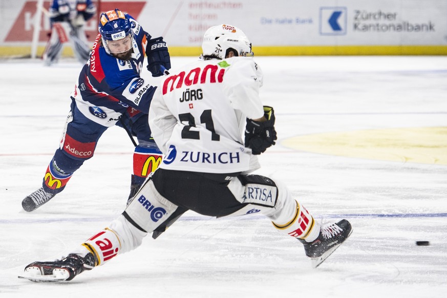 Zuerichs Kevin Klein, links, kaempft um den Puck gegen Luganos Mauro Joerg im Eishockeyspiel der National League zwischen den ZSC Lions und dem HC Lugano am Dienstag, 8. Januar 2019, im Zuercher Halle ...