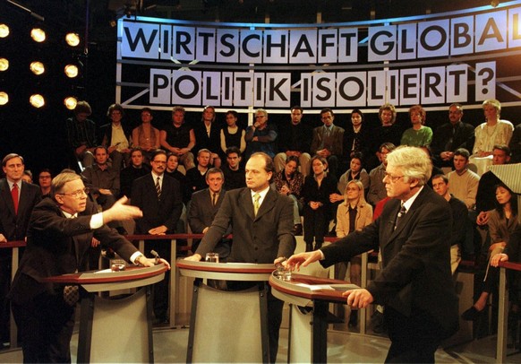 Peter Bodenmann (rechts) mit Christoph Blocher (links) und Moderator Filippo Leutenegger 1998 in der Arena des Schweizer Fernsehens.